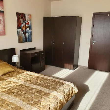 Spacious And Cosy In Royal Towers Complex 아파트 반스코