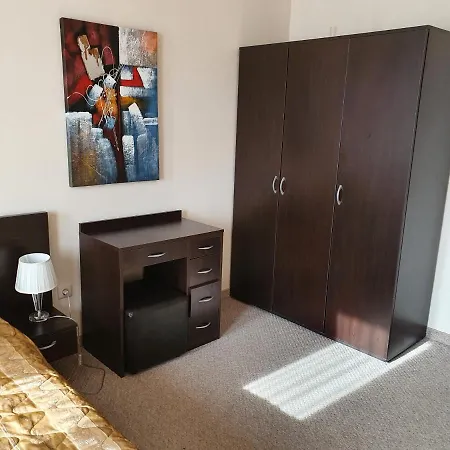 아파트 Spacious And Cosy In Royal Towers Complex *