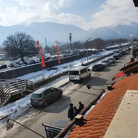 아파트 Spacious And Cosy In Royal Towers Complex