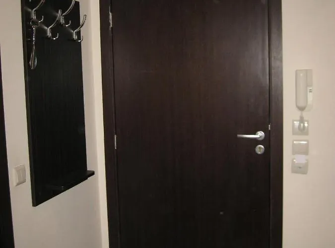 Spacious And Cosy In Royal Towers Complex Apartment